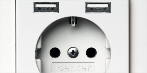 La toma Schuko con cargadores USB de Hager reparte la corriente entre las tres salidas de carga