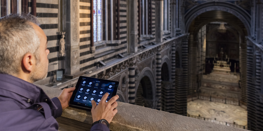 Un operario controlando la iluminación de la Catedral de Siena desde una tablet.