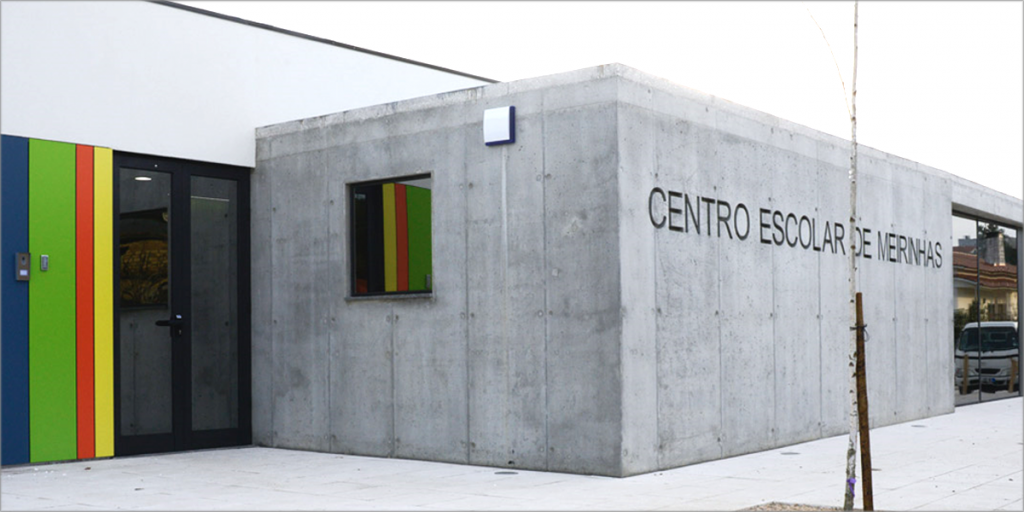 Fachada principal del Centro Escolar Meirinhas en Portugal