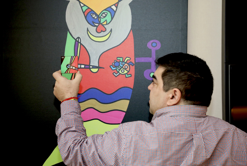 El artista mallorquín José Luis Mesas delante de su obra sujetando uno de los dispositivos de ROBOTBAS. 