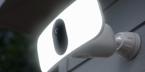 Cámara inalámbrica con reflector LED regulable para mejorar la vigilancia