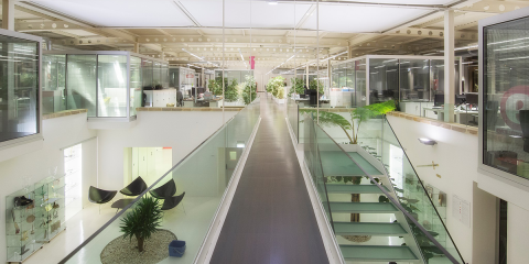 Iluminación LED y sistema de gestión Livelink de Trilux en la sede central de una empresa médico-quirúrgica en Gijón