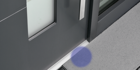 Cerradura inteligente que emite un haz de luz para activar el desbloqueo de la puerta sin contacto