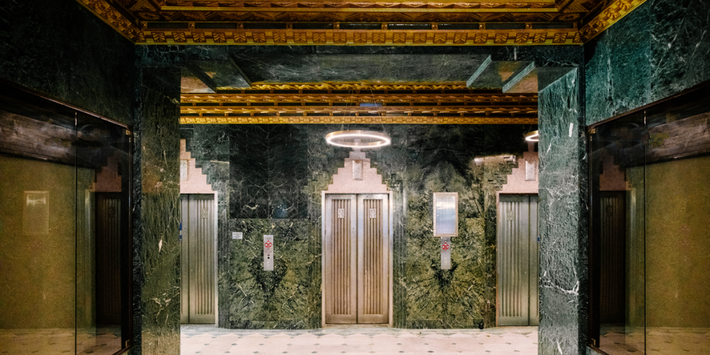 Hall del hotel con los ascensores originales.
