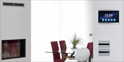 Videoportero con pantalla táctil interior que permite la integración de los sistemas domóticos de la vivienda