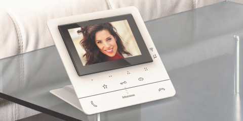 Legrand presenta la renovación de la gama de porteros y videoporteros Classe 100