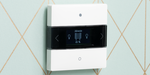 Un controlador de estancia y dos sensores pulsadores gestionan diversos sistemas conectados en las viviendas