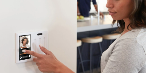 Control inteligente de la luz a través de un nuevo interruptor de atenuación y un enchufe