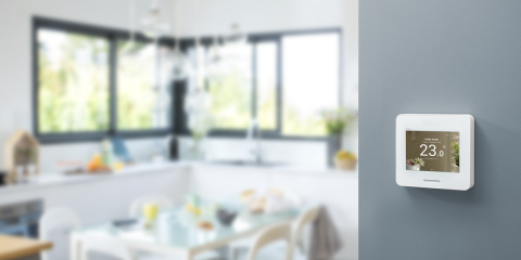 Sistema con pantalla táctil y gateway para el control de las viviendas conectadas