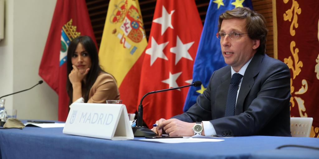 José Luis Martínez-Almeida, alcalde de Madrid, y Begoña Villacís, vicealcaldesa de Madrid, durante la presentación del plan Adapta 2020.