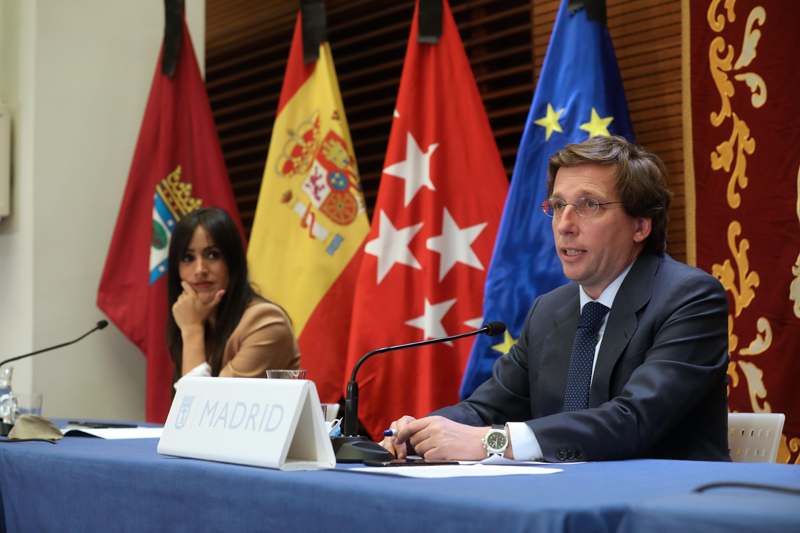 José Luis Martínez-Almeida, alcalde de Madrid, y Begoña Villacís, vicealcaldesa de Madrid, durante la presentación del plan Adapta 2020.