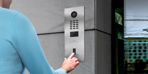 Videoportero con lector de huellas que puede integrarse en los sistemas de automatización