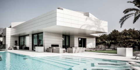 Vivienda automatizada con un panel de control centralizado y lector de huellas para el acceso