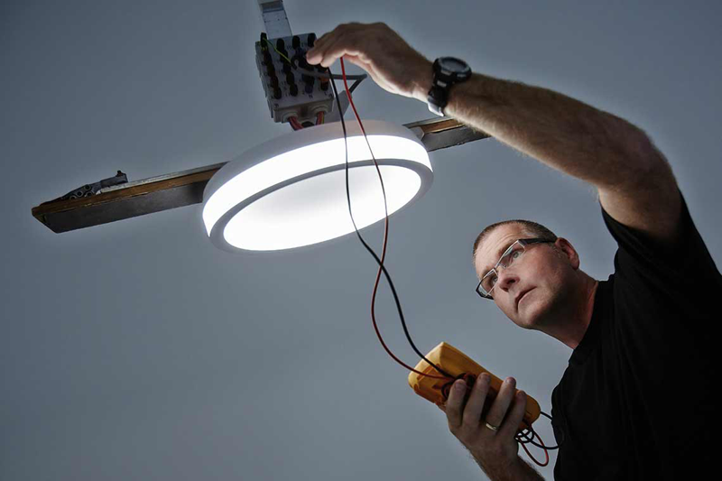 Controlar la iluminación con sensores de luz diurna y detectores de presencia promete ahorros en el consumo de energía.