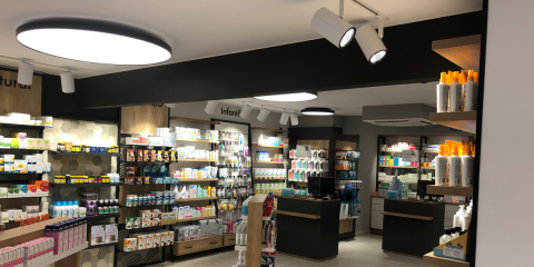 Zumtobel instala su sistema de iluminación conectada en una farmacia de Cataluña