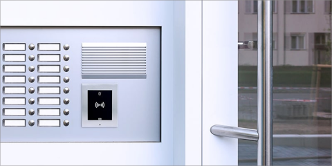 Los intercomunicadores analógicos admiten los lectores de control de acceso IP de 2N