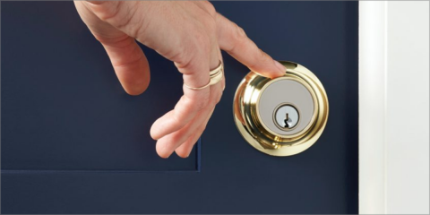 Cerradura inteligente que autoriza la entrada con el toque del dedo, la voz o el móvil