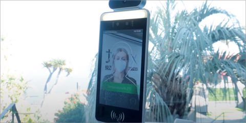 Quiosco automatizado que mide la temperatura corporal y gestiona los accesos