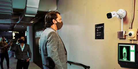 Cámara térmica que mide la temperatura de la piel a través del canto interno del ojo