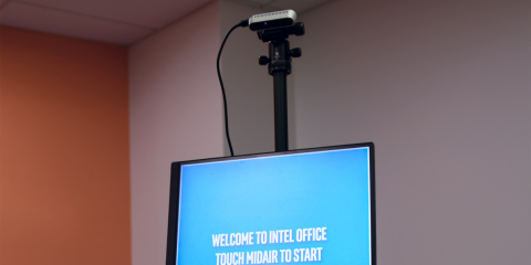 Software y cámara para transformar pantallas táctiles en dispositivos sin contacto