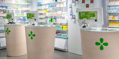 Acuerdo de colaboración para instalar puertas automáticas y control de aforo en farmacias