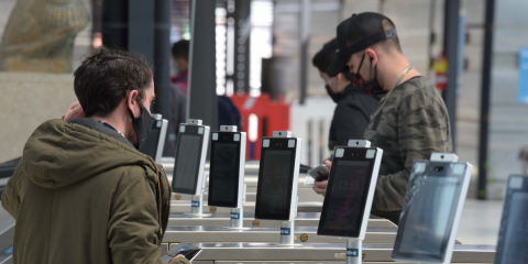 Las estaciones de metro en Buenos Aires disponen de un sistema de control de acceso en los tornos
