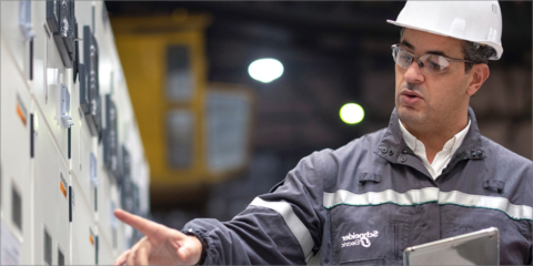 Mejora del rendimiento de los equipos y sistemas eléctricos con los EcoStruxure Service Plans