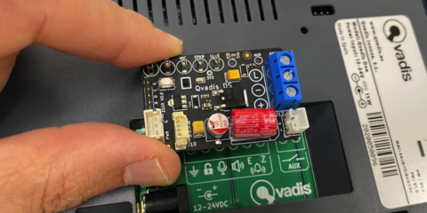 Qvadis lanza una placa para conectar su pantalla táctil inteligente a los porteros automáticos digitales