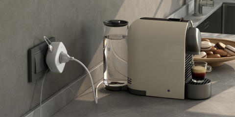 Simon lanza un nuevo adaptador de corriente con tres puertos USB inteligentes y una toma de 16 A