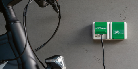 Jung lanza al mercado el enchufe Schuko para la recarga de bicicletas y patinetes eléctricos