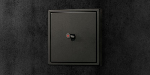 La línea de interruptores basculantes LS 1912 de Jung incorpora un LED indicativo de bajo consumo