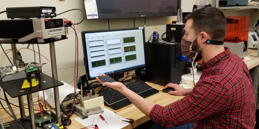 Investigador del NIST con un módulo fotovoltaico.