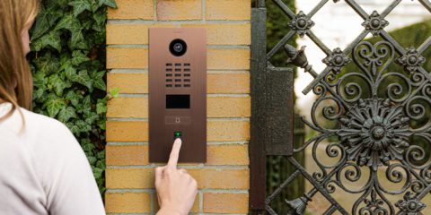 Los nuevos videoporteros IP de DoorBird integran un lector biométrico de huella dactilar