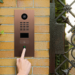 Los nuevos videoporteros IP de DoorBird integran un lector biométrico de huella dactilar