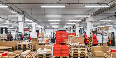 Zumtobel implementa la luminaria Amphibia en varios centros logísticos en Italia