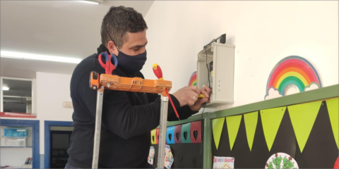Comienza la instalación de los medidores de CO2 en los colegios del municipio de Mairena del Alcor