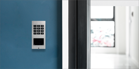 Nuevo dispositivo de control de accesos de DoorBird que incluye código PIN y transpondedor RFID
