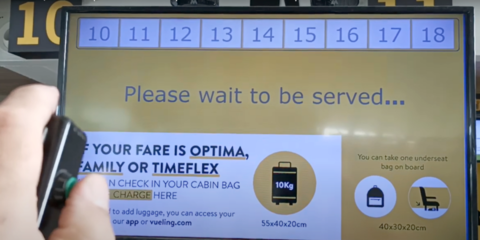 El sistema FilaÚnica de SENSONET permite el cambio de pantalla mediante un pulsador inalámbrico