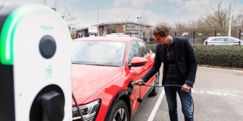 Schneider Electric lanza su nuevo programa Especialista EVlink para impulsar sus soluciones de VE