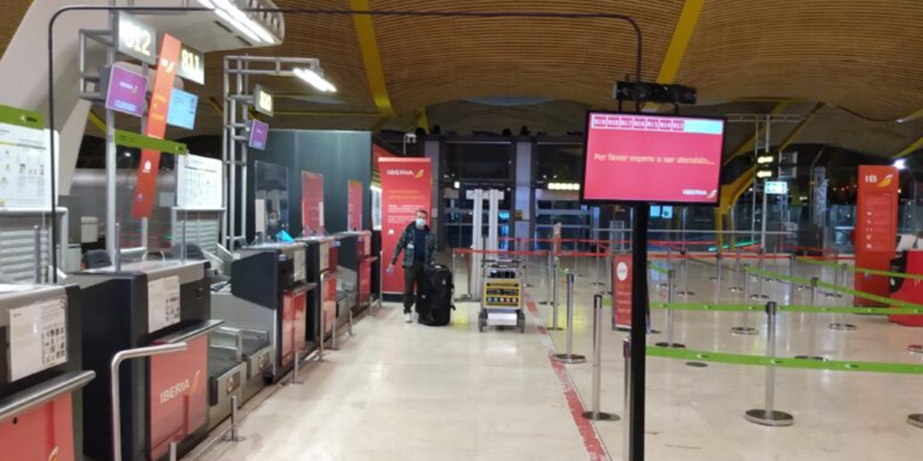 FilaÚnica en el Aeropuerto de Madrid-Barajas.