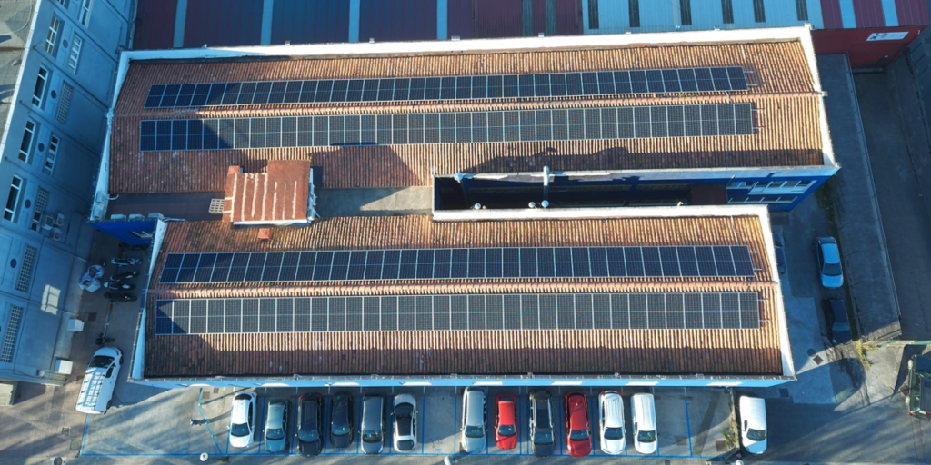 Placas fotovoltaicas en la sede de Irún de Dinuy.