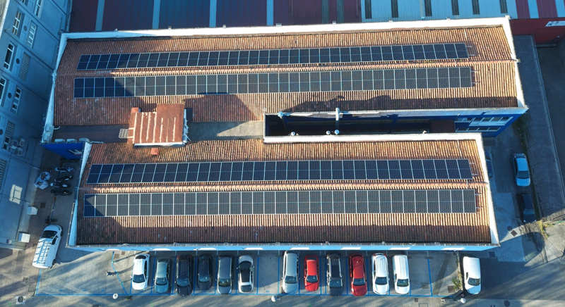 Placas fotovoltaicas en la sede de Irún de Dinuy.