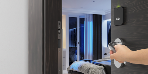 Soluciones de control de accesos de Zennio para hoteles, alojamientos, residencias u oficinas