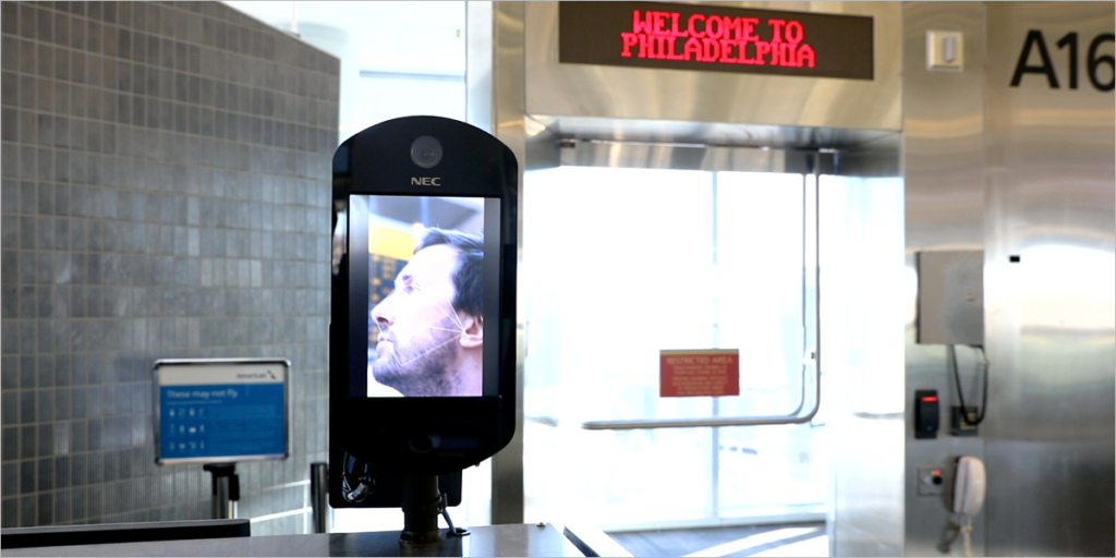 Sistema de reconocimiento facial en la puerta de embarque del Aeropuerto de Filadelfia.