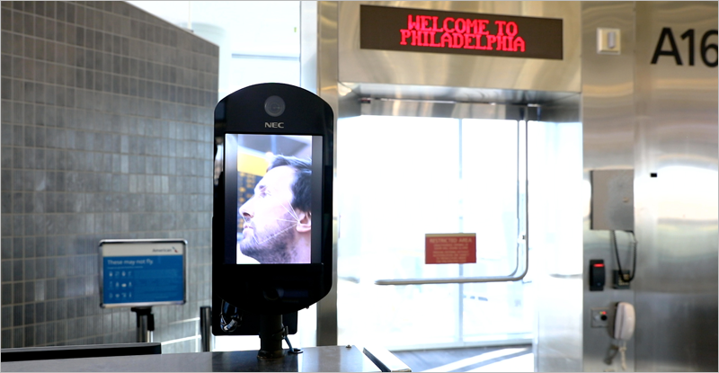 Sistema de reconocimiento facial en la puerta de embarque del Aeropuerto de Filadelfia. 