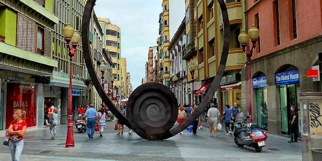 Calle comercial en Canarias.