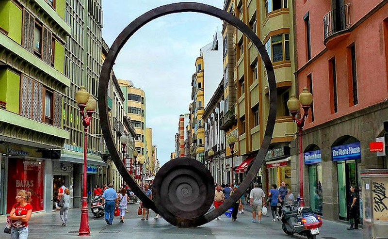 Calle comercial en Canarias. 