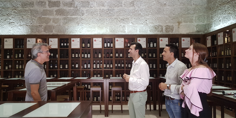 El diputado de Innovación Digital, Gobierno Abierto y Contratación, David Esteban, ha visitado el Museo Provincial del Vino en Peñafiel
