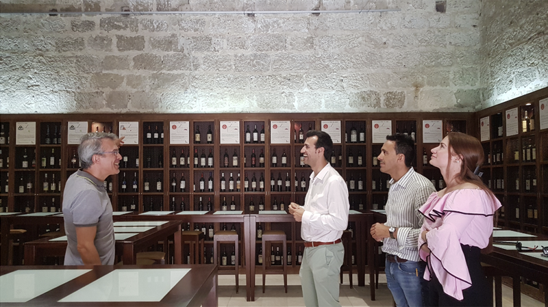 El diputado de Innovación Digital, Gobierno Abierto y Contratación, David Esteban, ha visitado el Museo Provincial del Vino en Peñafiel 