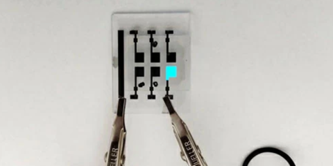 Tokyo Tech desarrolla un diodo emisor de luz orgánico de encendido ultrabajo para los OLED azules